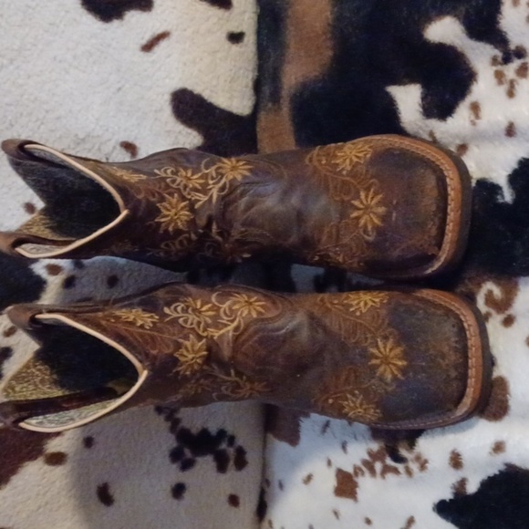 DAN POST, BROWN WITH YELLOW LOOKING DAISIES. KIDS SIZE 2.5. - Picture 1 of 9